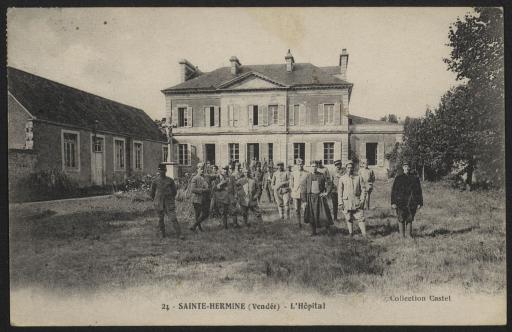 L'hôpital, avec de nombreux soldats posant dans la cour.